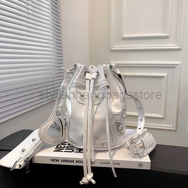 

totes 2023 luxury brand bucket designer leather rivet crossbody bags for women handbags fashion shoulder messenger ladies y23