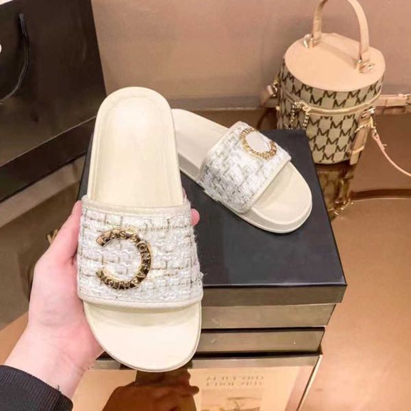 

2023 new designer women slippers small fragrance slippers quilted thick sole non-slip bottom summer beach slippers super comfortable flat, Black