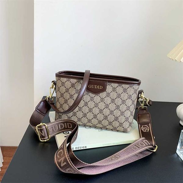 

14% off 2023 fashion hand for women new trendy printed western-style shoulder mesh red casual crossbody fashionable small square bag