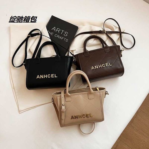 

2023 fashion handbag xinchi new women's lingge embroidered thread diagonal straddle classic letter single shoulder bag small style hand