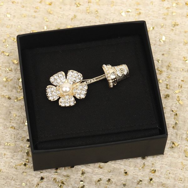 

2023 luxury quality charm brooch with diamond and flower desigh have box stamp ps7956a, Golden