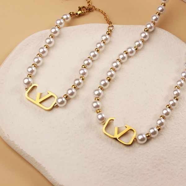 

Beautiful Women Jewelry White Pearl Letter V Necklace Bracelet for Gift