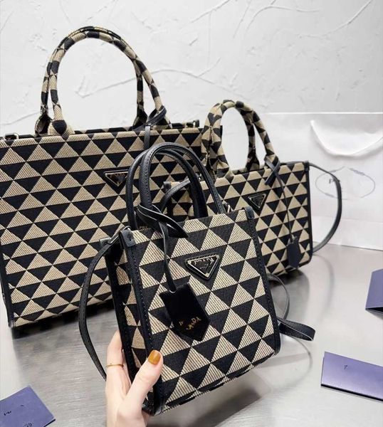 

2023 fashion handbag stylish and minimalist spring new triangle checker handheld casual single shoulder underarm women's tote bag