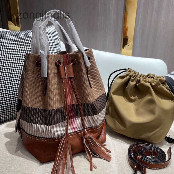 

2023 evening new bag new large luxury spring designer bags plaid burbrerys with cowhide fashion versatile small bucket bag zvzf