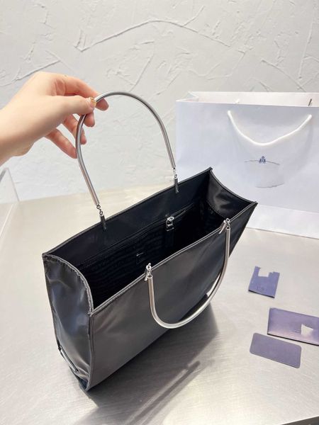 

2023 handbag p wedding solid color hard handle horizontal style casual black fashion storage medium difference inner patch bag tote handbag