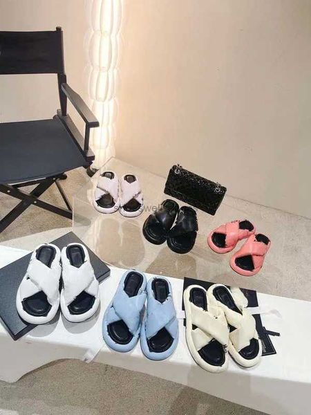 

designer sandals luxurious fashion flip-flops evening classic black with a retro yet sophisticated vibe versatile one-piece slippers for any