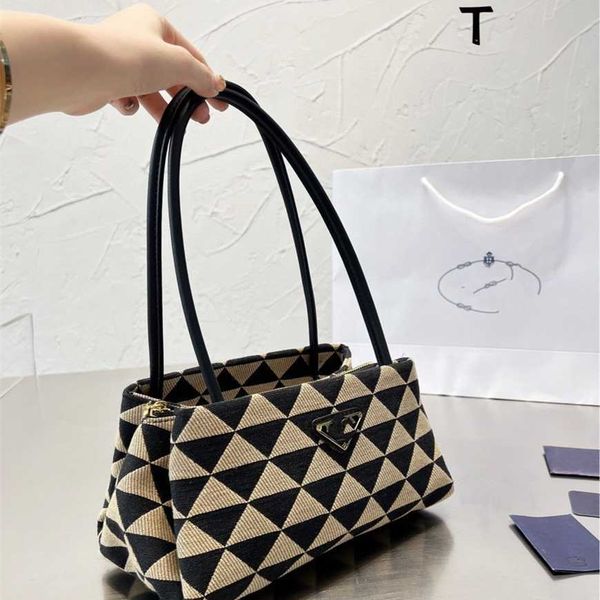 

24% off 2023 fashion handbag wedding hobo triangle grid horizontal black zipper korean small and medium square soft handle lingge women&#039