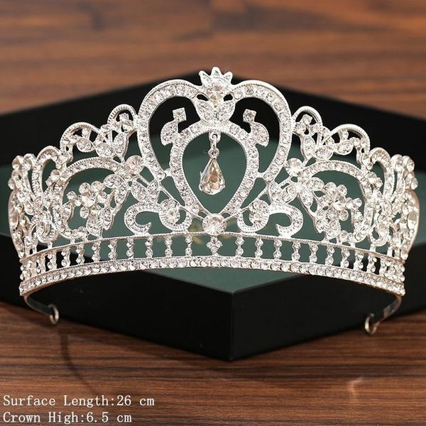

the bride's headdress is heart to heart, and the bride's crown alloy is electroplated with zircon. the crown is shiny and diamond, Silver
