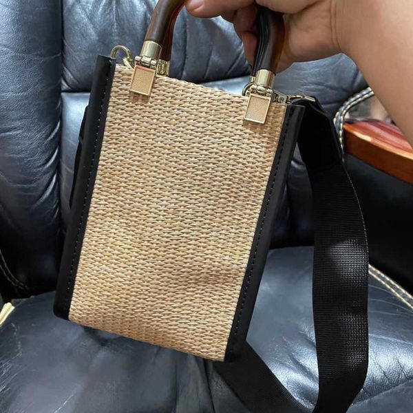 

2023 fashion hand chaopai f family new straw tote seaside holiday knitting portable small square single shoulder messenger bag female