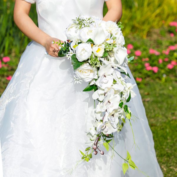 

white artificial bridal cascading bouquet bride wedding flowers green leaf ribbon handle romantic buque de noiva w9057