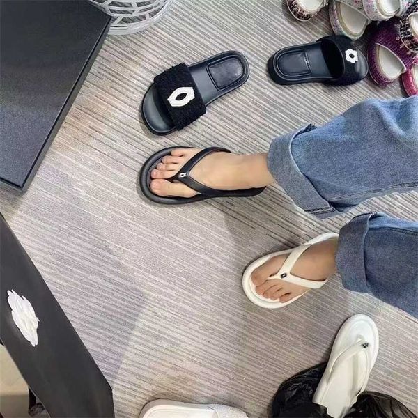 

36-45 chan c black white flip flops women men soft slippers rubber sides luxury designer interloking c summer flat mules slipper thong sanda