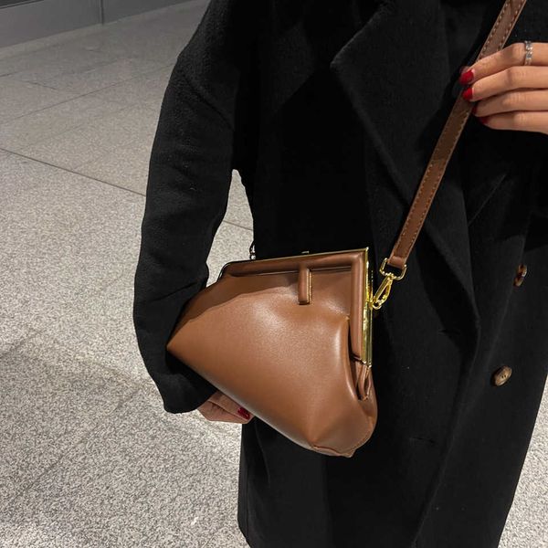 

50% off 2023 fashion hand this year's popular for women's s new fashion ins niche autumn and winter single shoulder crossbody text