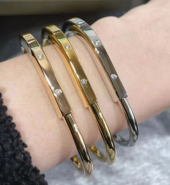 

luxury designer cuff 2023 new arrival fashion 925 sterling silver bangle with zircon lock design for women luxury brand bracelet jewelry who, White