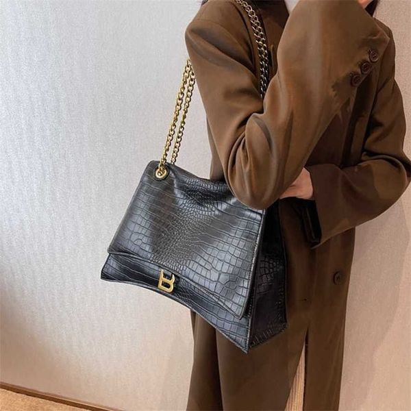 

13% off 2023 handbag new size hourglass chain strap single shoulder oblique straddle large capacity fashion crocodile pattern oil wax leathe