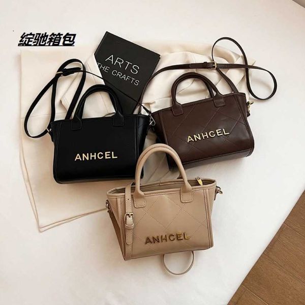 

50% off 2023 fashion handbag xinchi new women's lingge embroidered thread diagonal straddle classic letter single shoulder bag small st