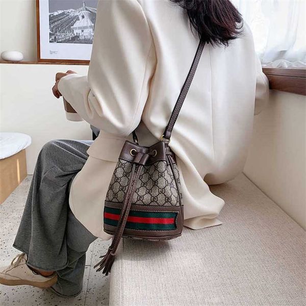 

32% 2023 fashion handbag new tassel crossbody single shoulder small bucket women's bag korean version and fashionable