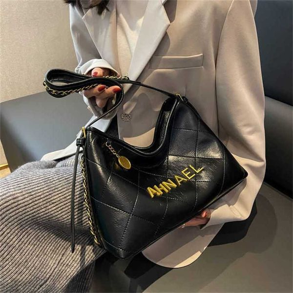 

23% 2023 fashion hand autumn and winter retro niche design new women's popular cross body one shoulder underarm bucket bag