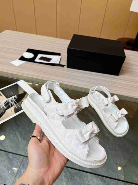 

2023 designer beach shoes channel luxury cc women's classic flat sandals summer slide fashion leather slippers x322