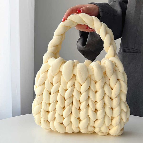 

soft handwoven handbag for women 2023 winter fashion solid color handle bag cute lady casual woolen yarn crochet bags 230512