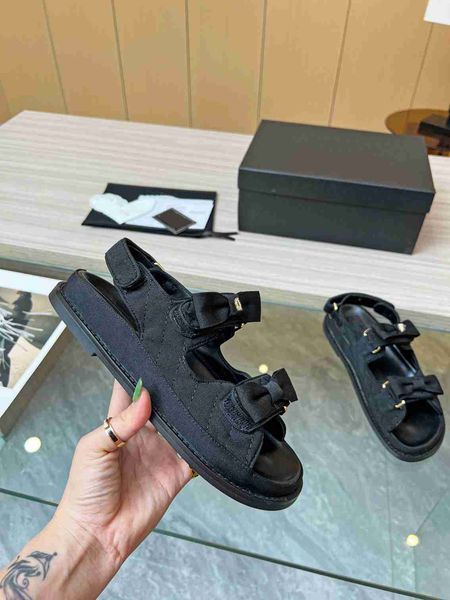 

2023 designer beach shoes coachs channel luxury cc women's classic flat sandals summer slide fashion leather slippers x32