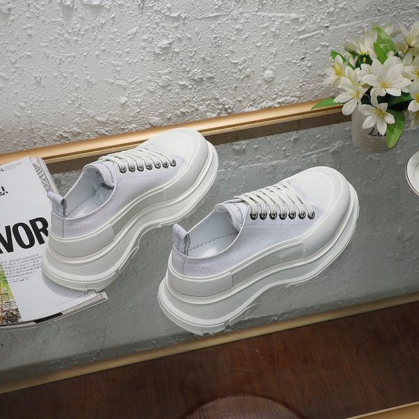 

2023 new r woman shoe leather lace up men fashion sneakers white black mens womens luxury casual shoes 0426