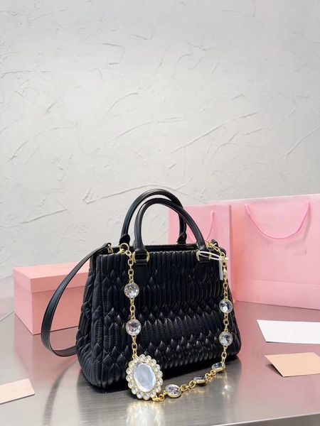 

designer shoulder chain handbag womens crossbody bag popular luxury designer pleated embossed handbag fashionable metal leather handbag clas