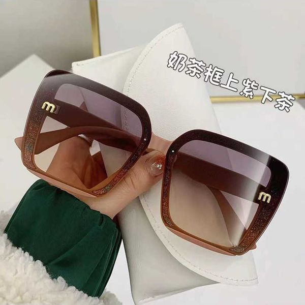 

2023 new square tea tone women's advanced sense fashion uv sun protection letter shiny sunglasses, White;black