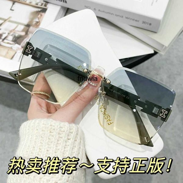 

family sunglasses of the same style women's new big face slim anti ultraviolet fashionable sunglasses, White;black