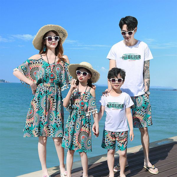 

Family Matching Outfits Summer Beach Mother Daughter Floral Dresses Dad Son Cotton Tshirt Shorts Couple Outfit Seaside 230512, Beige