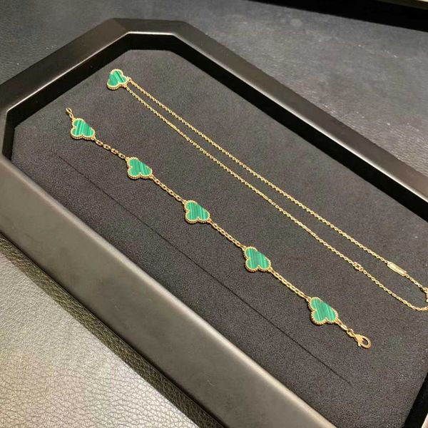 

2023 luxury qualit v gold material charm clip earring with green malachite pendant necklace bracelet in 18k gld plated malachite have box st, Golden