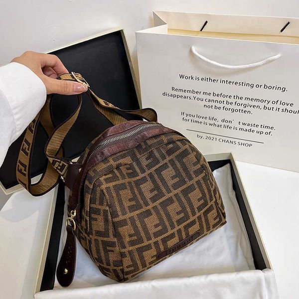 

50% off 2023 fashion hand women's new fashionable shoulder versatile net red messenger large capacity bag women