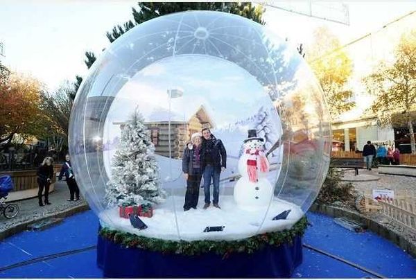 

2021 christmas snow globe for events customized backdrop inflatable snow globe p booth with pump christmas yard clear bubble