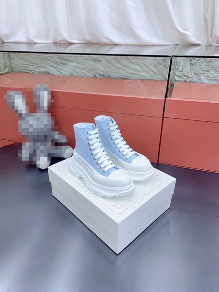 

2023 luxury designer casual shoes embossed sneaker white black mens sneakers women trainers 0513