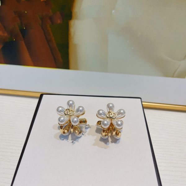 

a simple, precious, elegant, high-end and atmospheric hairpin party gift specifically designed by designers for women, Silver