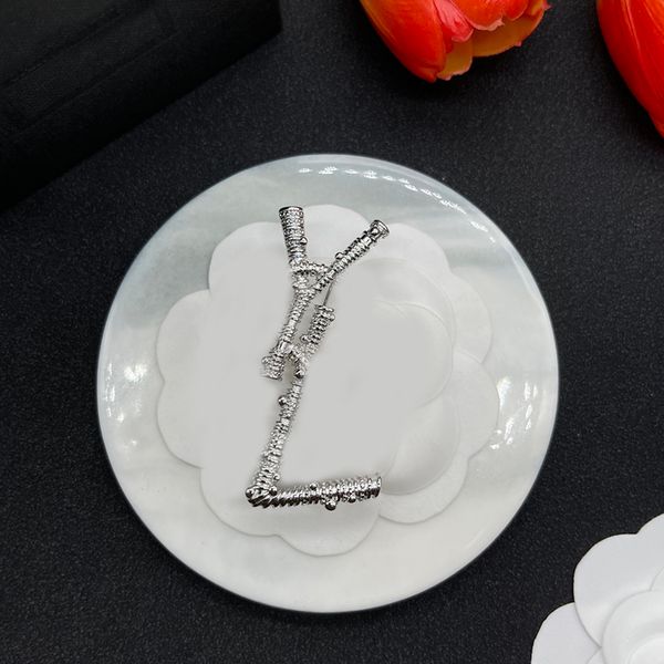 

designers brooches fashion brooch for woman brand classic letters womens clothing gold silver luxurys brooch charm jewelry, Gray