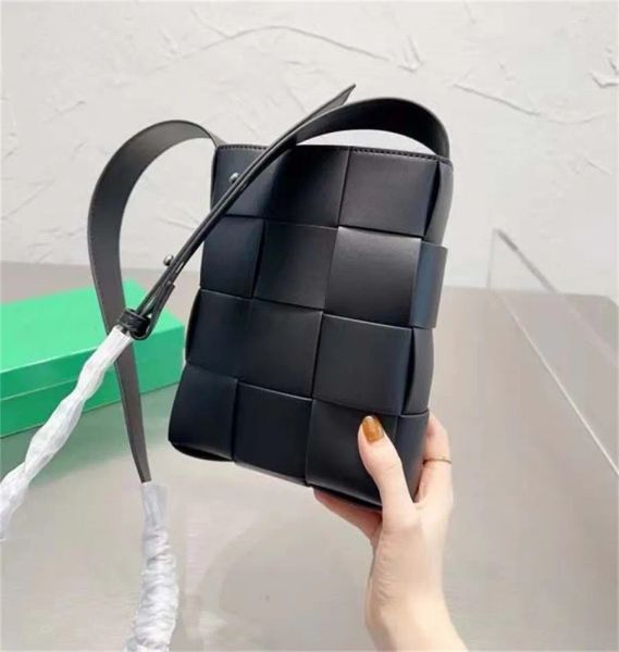 

2023 luxurys designers bucket bag handbags bag women leather shoulder bag messenger purse designer crossbody bags wallet b bag girl bag
