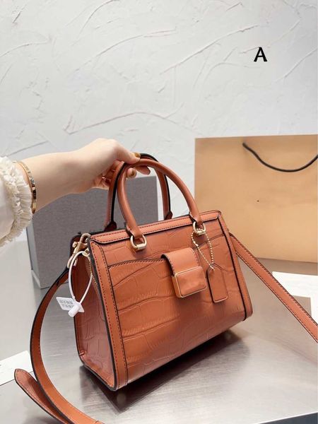 

new style one shoulder diagonal carry on armpit women's bag magnetic button stone pattern killer bag small square bag fashion 230519