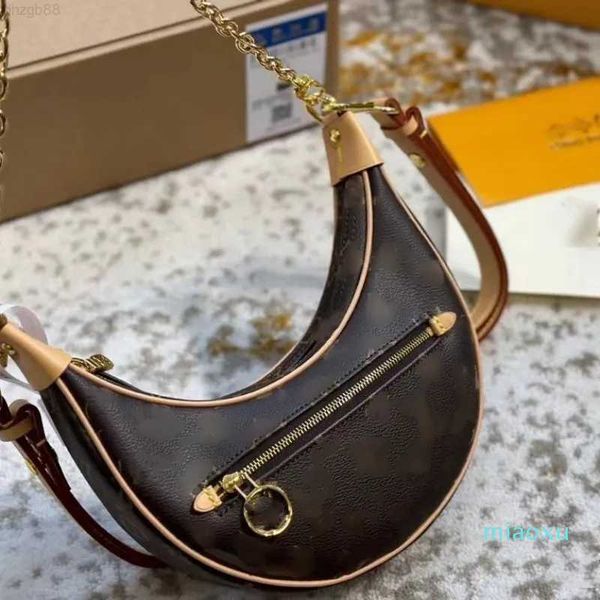 

2023-trend matching middle chain underarm bag texture women's crescent crossbody