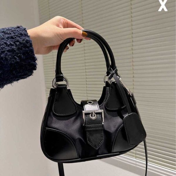 

22 autumn and winter locomotive splice buckle crescent bag underarm single-shoulder leisure handheld crossbody women's 230519
