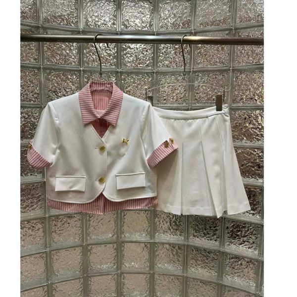 

23ss skirt set womens designer clothing chest brooch decorative lapel striped patchwork shirt high waist pleated half skirt sets womens clot, White