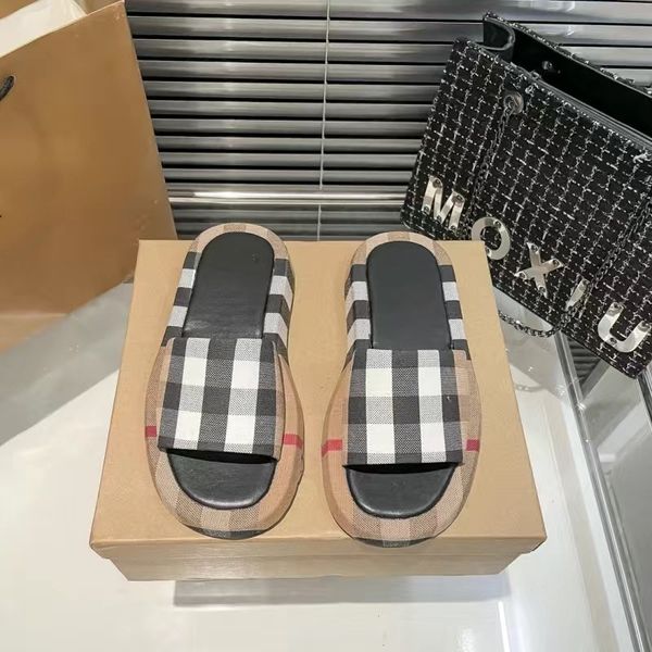 

2023 vintage slippers women fashion letter bur slides luxury summer ladies flip flat rubber gear bottoms sandal beach designer shoes 05, Black
