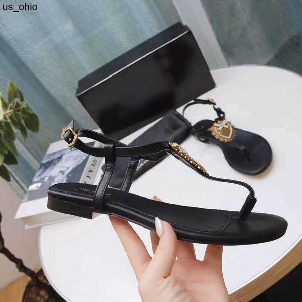 

slippers female designer sandals fashion flip flops flat bottom with metal decoration nonslip slippers allmatch beach sandals 3543 with box, Black