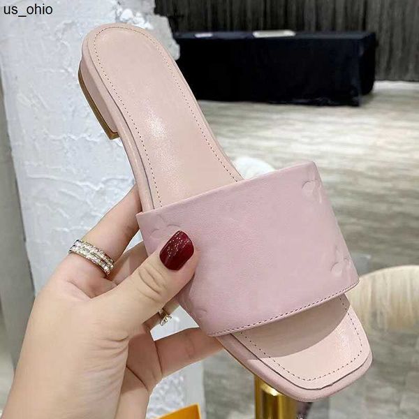 

slippers luxury designer slippers ladies flat leather sandals printed floral seaside beach vacation flipflops with box 3543 j230520, Black