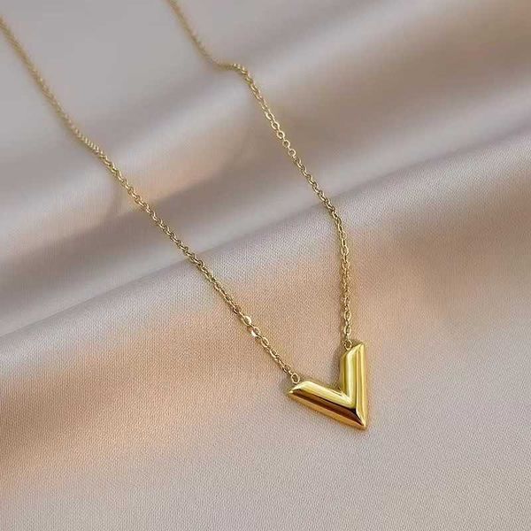 

colorless v letter light luxury steel smooth flat necklace for women's simple personality pendant with small design collar chain, Silver