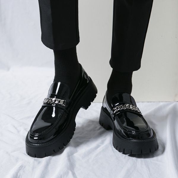 

dress shoes spring british style patent leather loafers for men black solid hombre heightening shoes fashion metal chain 230520