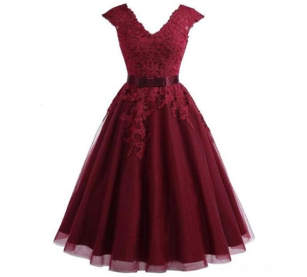 

2019 tea length burgundy bridesmaid dress short v neck lace cocktail dress with cap sleeves applique graduation dresses party gown9114606, Black