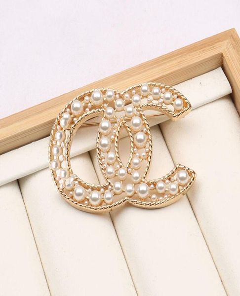 

luxury designer brooch brand letters diamond brooches pin women gold hollow crystal rhinestone pearl pins for famous clothing deco8938020, Gray