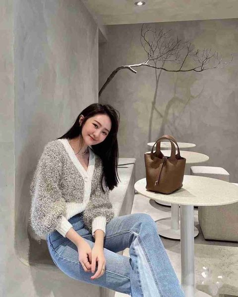 

designer handbag picotin lock cargo h home 2022 new h family's litchi grain bucket cabbage basket bag with high sense lock buckle versa