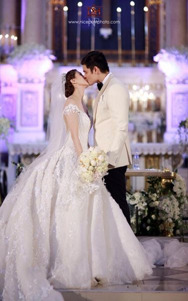 

2018 new arrival cap sleeves lace appliques wedding gowns lace ball gown v neck bridal dresses1955669, White