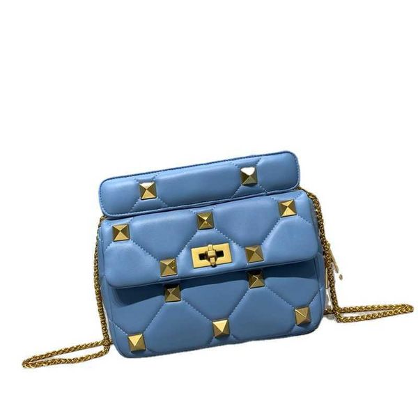 

luxurys designer bag crossbody beach bags handbags 2023 new sheepskin handheld large rivet handbag ezv7